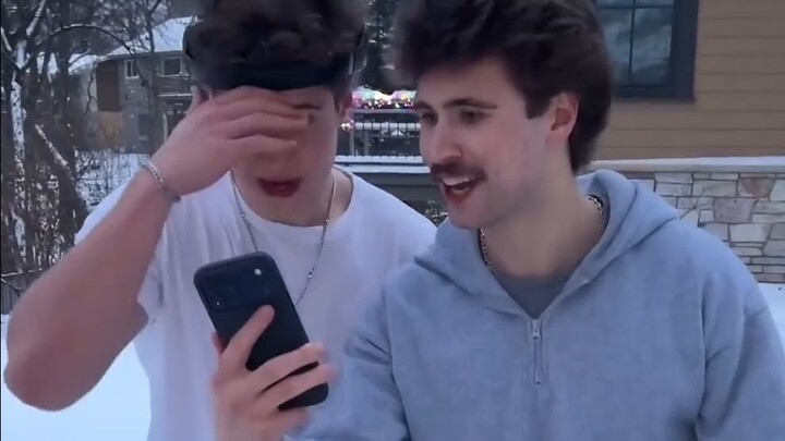 ฉันถ่ายรูปให้พี่น้อง VS พี่น้องถ่ายรูปให้ฉัน