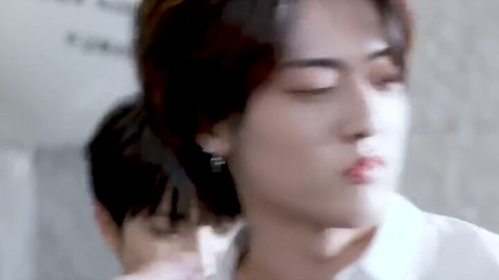 Tua menangis melompat poppin, semua istri yang menangis di dunia menciumnya