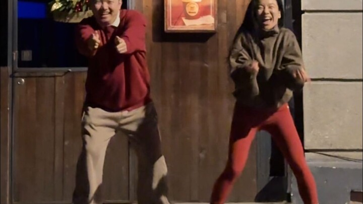 It's so cute when two people dance together!!