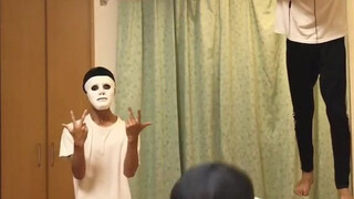 满屏毫不相关的画面，全是小哥一个人完成的....玩这个滤镜最拼的就是他了！