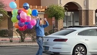 Ketika kamu ingin membawa balon pulang, tetapi bertemu hari berangin kencang...
