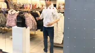 俄产机器人“兼职”服装模特