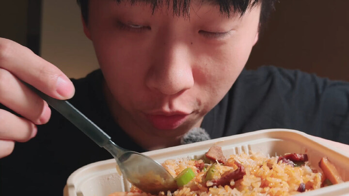 Is 118-yuan fried rice really delicious? Let this handsome guy give it a try!