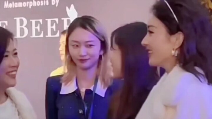 จ้าว ลี่อิงไปงานเลี้ยงตอนเย็นถูกโอบล้อมด้วยเศรษฐีนี ตลกมากฮ่าๆๆ