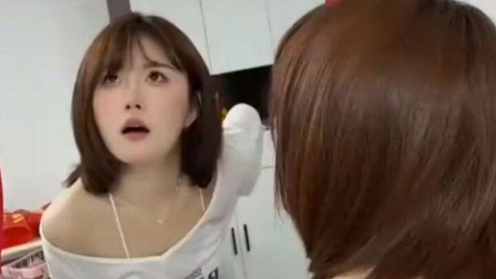 “รอยมือสองรอยนี้เกิดขึ้นได้อย่างไร”