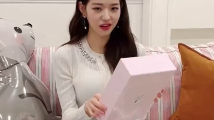 Zhang Yuanying kehilangan kendali atas ekspresinya setelah menerima hadiah