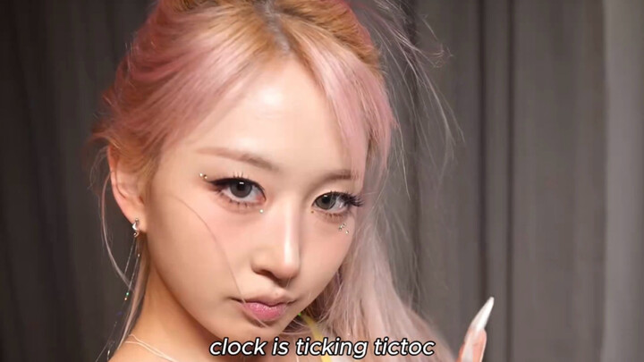 TIC TIC ความหมายเนื้อเพลง: ฉันชอบที่เธอสามารถเดาออกว่าฉันกำลังคิดอะไรอยู่ ปล่อยมันไปสิ ติ๊กต่อก ติ๊ก