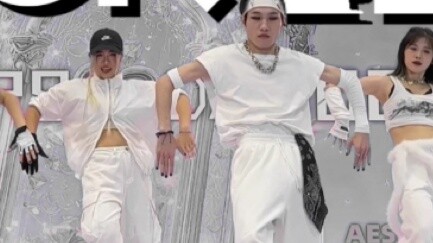 ดวงตาของผู้คนที่เดินผ่านไปมาสว่างไสวขึ้นครั้งแล้วครั้งเล่า การแสดงโชว์ของ ADP-WICKED ที่ได้รับการบูร