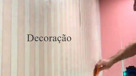 Decoração com papel de parede instalado em quarto infantil