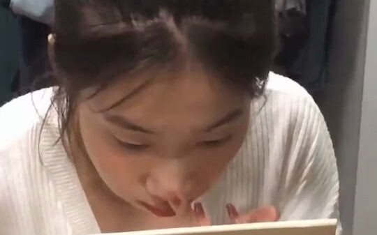 ใบหน้าของดาราไม่มีอะไรมากไปกว่านั้น