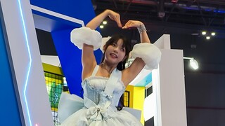 Tôi rất phấn khích và nhìn thấy cô gái cosplay đang cứu người nhảy múa bên ngoài triển lãm truyện tr