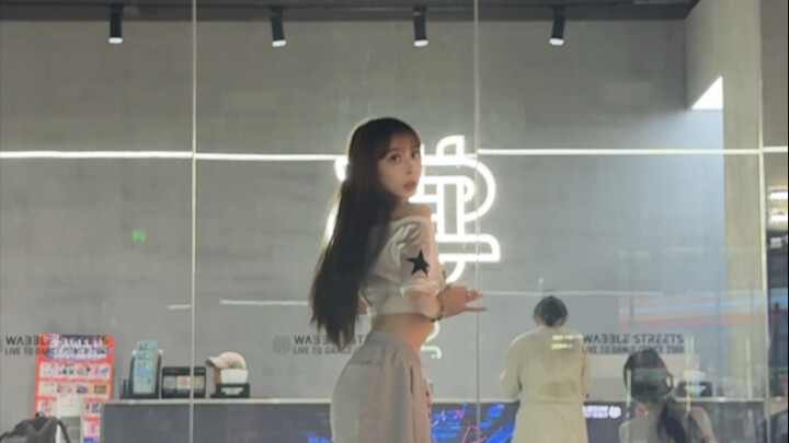 最近很喜欢的编舞～例假结束我能锤爆地球～party4u #轻舞蹈竖屏激励计划