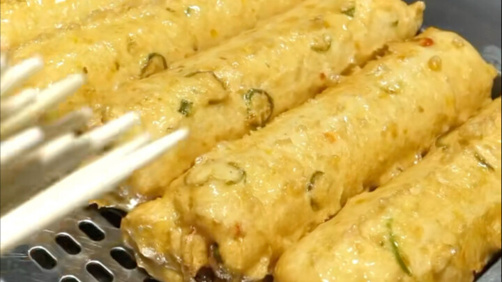 مهارات يدوية مذهلة! كرات السمك المقلية المصنوعة يدويًا من قِبَل حرفي ماهر