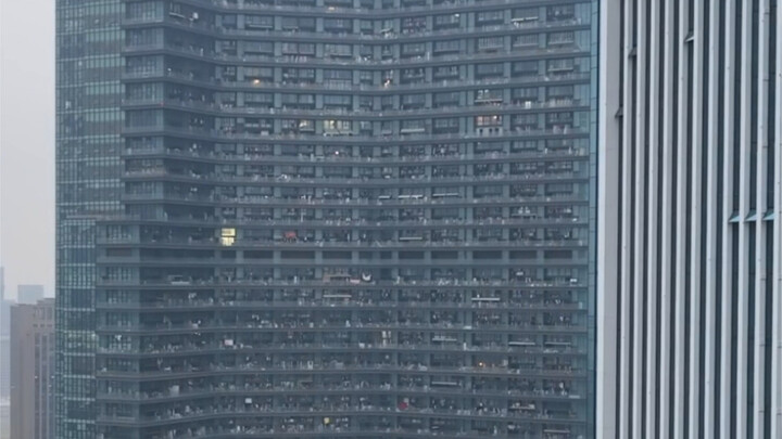 ที่นี่คืออพาร์ตเมนต์เน็ตไอดอลที่ใหญ่ที่สุดในประเทศ ซึ่งเป็นบ้านของเหล่าพริตตี้แคมกว่าสองหมื่นคน มีรา