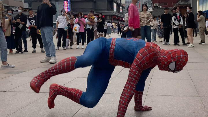 Biến thân thành Người Nhện, biểu diễn nhảy đường phố