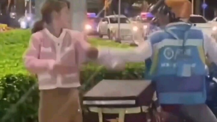 حبيبتك بتشتغل عصبية وتخرج تتعارك تاني، مصممة تضربك شوية ضربات! تعالى بسرعة وامسكها!