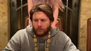 الجندي الشاب يدلل ابنته كثيرًا. أبي وسيم جدًا