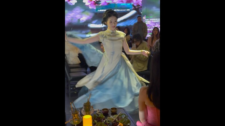 Oh my god! Who gets it?! Zhezhe’s “Du Qing Zhong” has totally got me hooked!!!