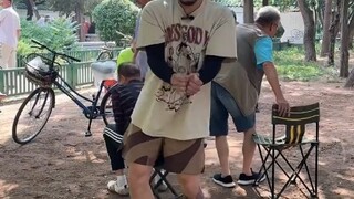 Mengagetkan paman di belakang hingga lari