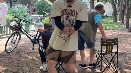 Mengagetkan paman di belakang hingga lari