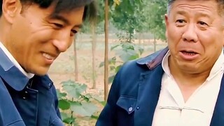 อากาศร้อนมาก เลขานุการจึงเก็บใบตองมา 2 ใบ แล้วก็โดนเด็กคนหนึ่งจับได้