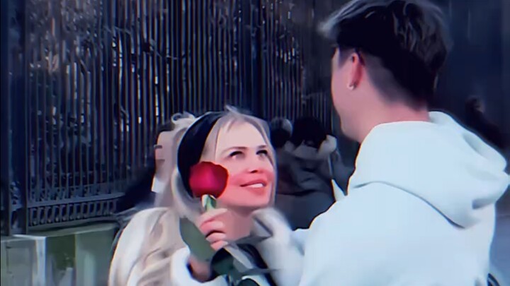 Memberi mawar kepada orang lain, tangan tetap menyisakan harumnya