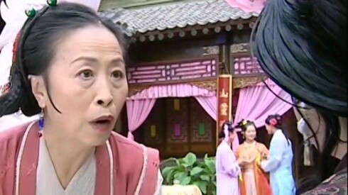 The sweet moment between the oil seller and the courtesan - after going through hardships, the two a
