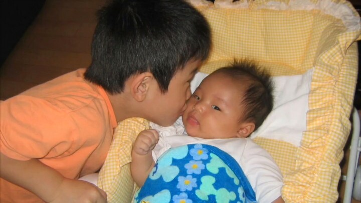 ภาพถ่ายคู่กับน้องสาวและกล่องกระดาษ