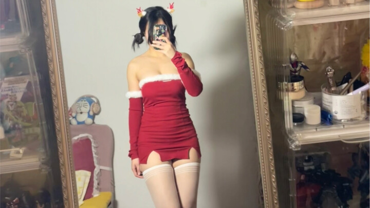 Cute girls wearing Christmas outfits—check it out!