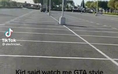 เด็กน้อยขี่รถพ่อ “สไตล์ GTA”