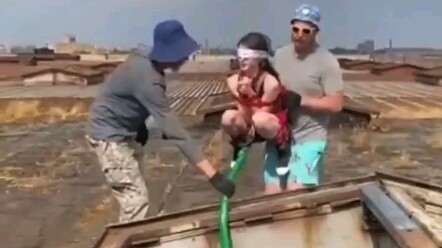 Chắc là bịt mắt vì sợ nhìn thấy rồi lại hủy vé đó.