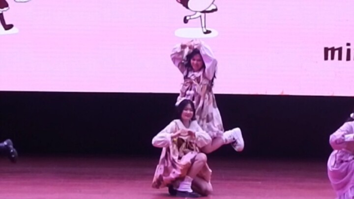 رقصة معكوسة على أغنية "تمسح تمسح" في مدرسة ثانوية رئيسية؟ تعال بسرعة وشاهد العرض الرائع لجمعية ميا ل