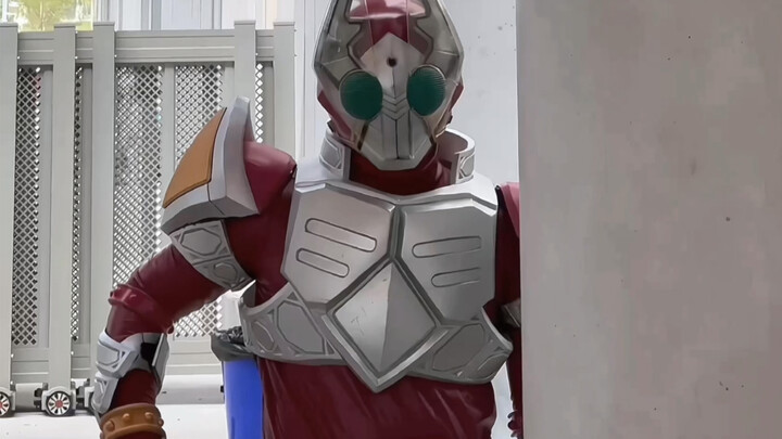 Tachibana-senpai, why are you just looking at OMO?
