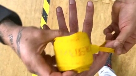 Professional boxer teaches you how to wrap your hands #fighting #boxing