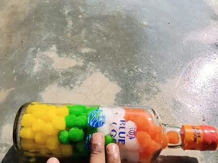 Khoảnh khắc giải áp khi lăn chai xuống cầu thang