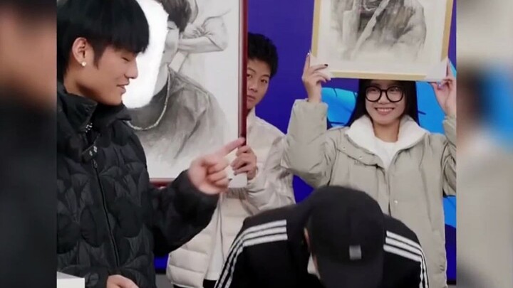 During his livestream, Xiao Yang received a visit from a deaf-mute fan; upon learning this, his hear