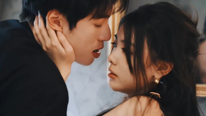 Tình yêu bi thương tràn ngập khắp màn hình, kẻ bề trên vì tình mà hạ mình, không hận cô ấy đến bên a