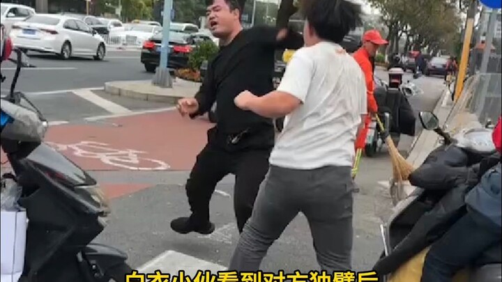 تحليل تقنيات الجوجيتسو لإله الحرب ذي الذراع الواحدة ضد الرجل الواقف