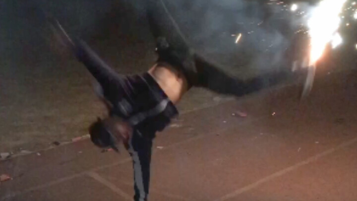 Tari jalanan berpadu dengan kembang api berputar, keren banget nih!