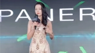 今晚又要以全球品牌代言人的身份参加活动了！！！姐姐出征寸草不生，就凭你们这么小啰啰也敢跟她比。哦莫，又一套高定
