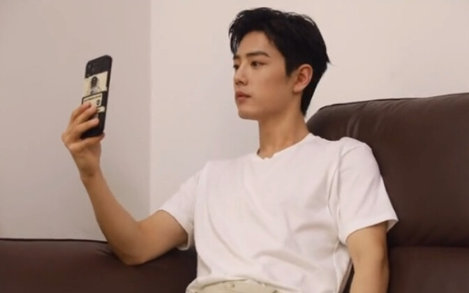 【Tiêu Chiến】210824 Bất ngờ lúc nửa đêm: Tiêu Chiến tìm ống kính thử thách hậu trường