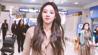 سونغ يوتشي تغادر مساء 20 فبراير 2023 متجهةً إلى مطار أسبوع الموضة في ميلانو!