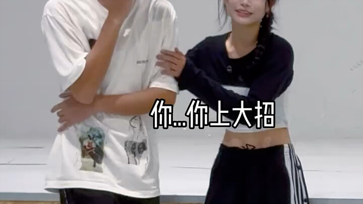 今天#机械舞 大师切磋。你们觉得谁厉害