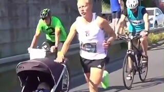 أب دنماركي يركض نصف ماراثون أثناء اصطحاب طفله في نزهة على الأقدام