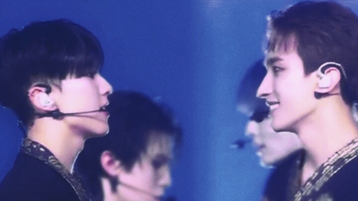 "يتبادلان الابتسامات، وقلوبهما تتفاهم بلا شروط."