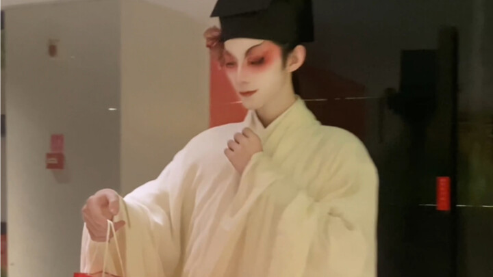 !? Ahhh, how come Haidilao now has this kind of fox scholar handing out snack ingredients at the exi