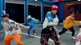 Tim Go'n, grup tari dari Sekolah Menengah Seni Seoul, menampilkan tarian super keren dengan lagu sin