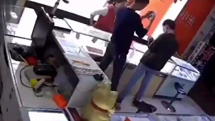 Định vị chính xác vào túi quần bên phải của bạn