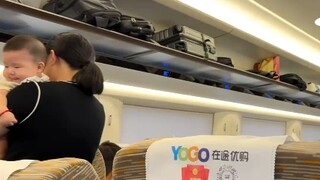 女生在高铁上碰到一个宝宝，结果隔空把他哄笑了