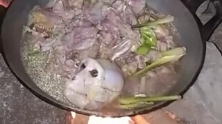 Versi modernnya adalah berasal dari akar yang sama, mengapa terburu-buru saling membakar?